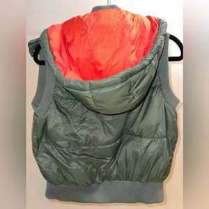 Forever 21 puffer vest. Green w/orange interior. Size small